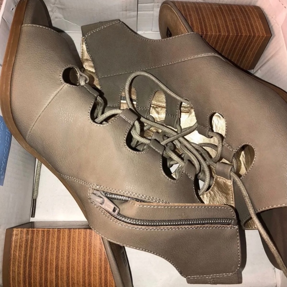 New White Mountain Chunky heel sandals